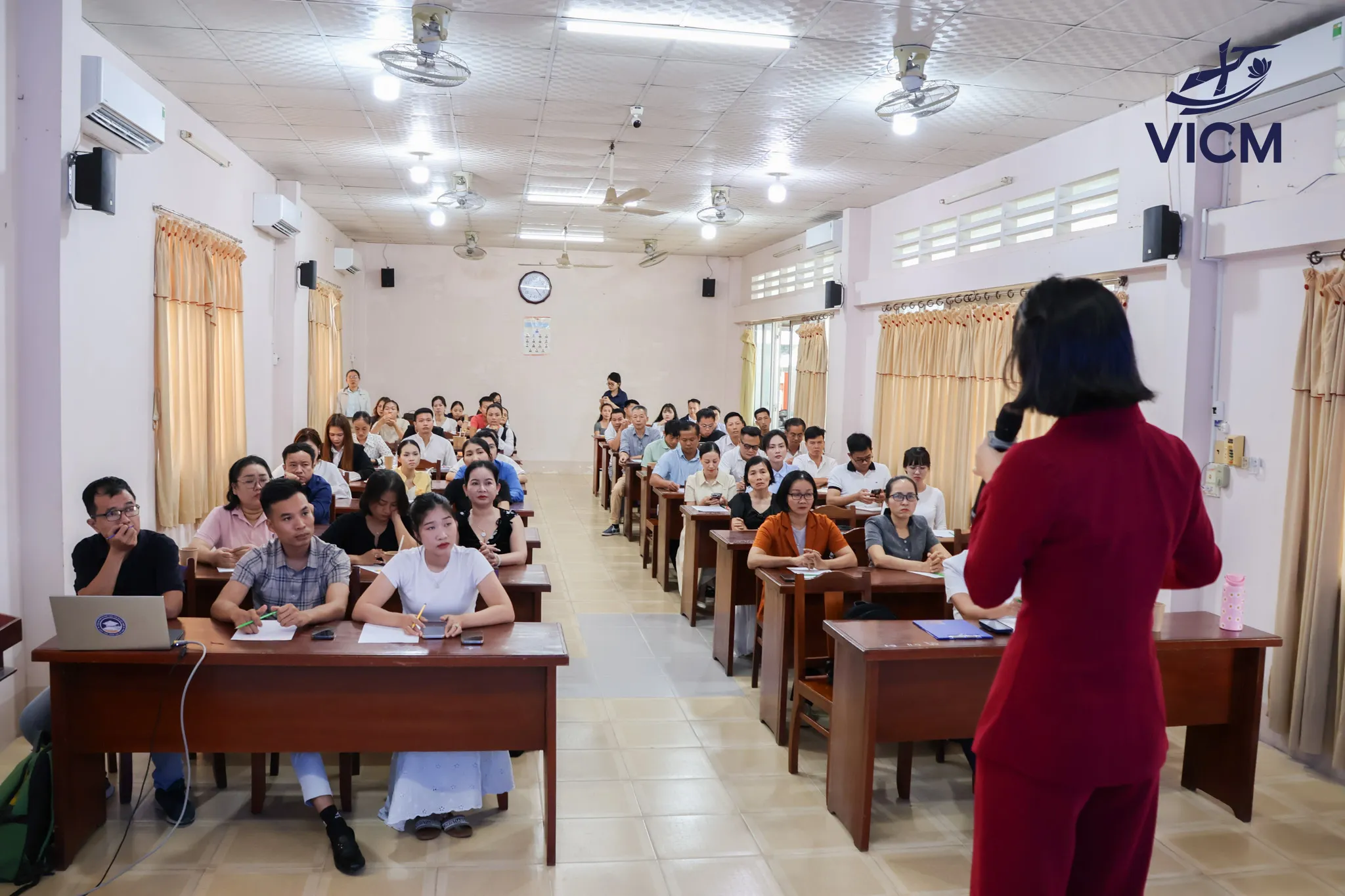 Ms Khả Vân chia sẻ chân thành về quản trị con người từ chính trải nghiệm thực tế của mình tại chương trình. Ms Khả Vân chia sẻ chân thành về quản trị con người từ chính trải nghiệm thực tế của mình tại chương trình.