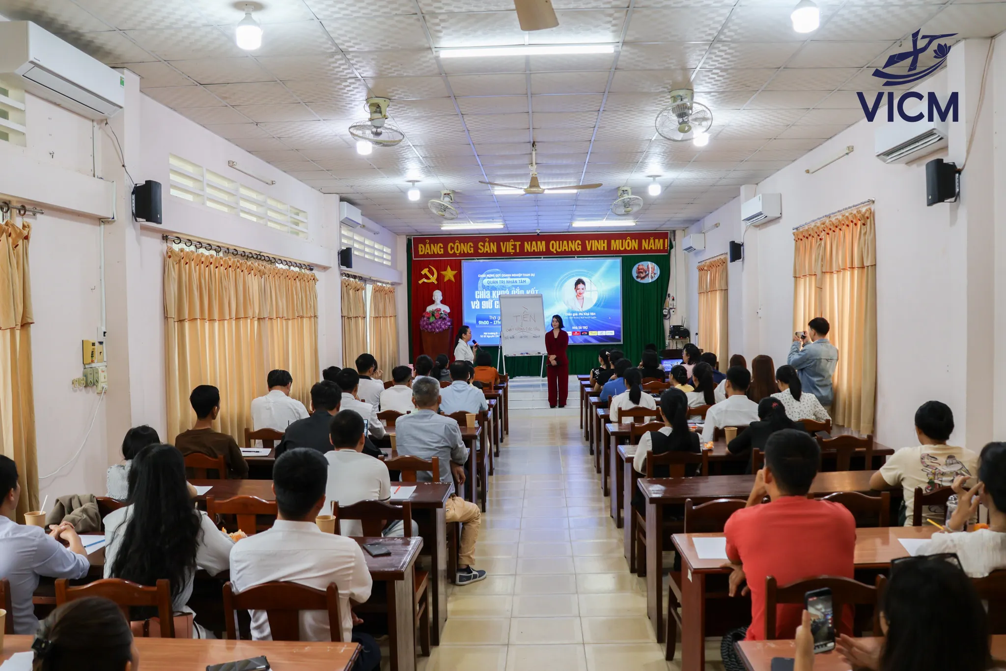 Giám đốc VICM chia sẻ góc nhìn quản trị từ gốc rễ, giúp con người và tổ chức phát triển lâu dài. Giám đốc VICM chia sẻ góc nhìn quản trị từ gốc rễ, giúp con người và tổ chức phát triển lâu dài.